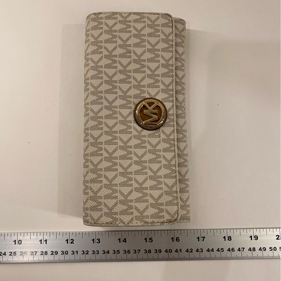 Michael Kors Jet Set Wallet - Picture 4 of 9